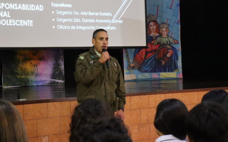 Fomentando la Conciencia Ciudadana: Estudiantes Participan en Charla sobre Responsabilidad Penal Adolescente