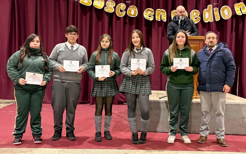 Área de Ambiente premia el esfuerzo: Estudiantes reciben reconocimiento por mejorar su asistencia escolar