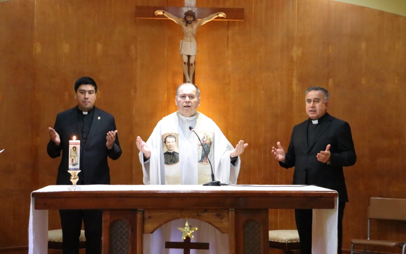 Padre Eduardo Oviedo C&aacute;rdenas Asume como Nuevo Director de Salesianos Linares en Emotiva Liturgia