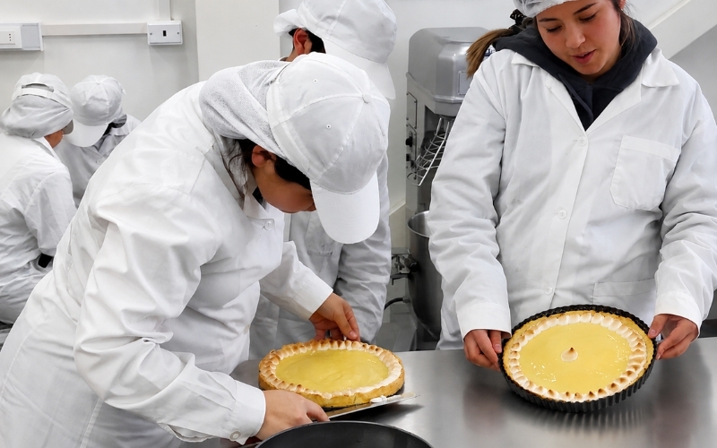 Estudiantes de Elaboración Industrial de Alimentos potencian su futuro profesional junto al CFT San Agustín