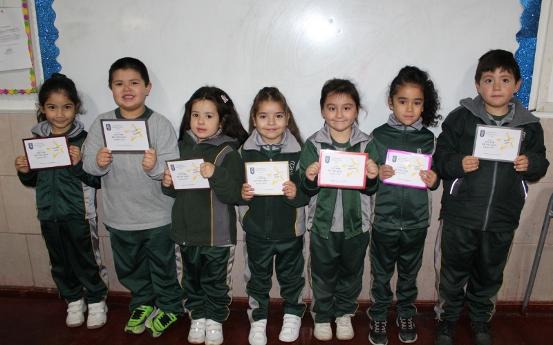 ¡Primeros Pasos en la Lectura! Estudiantes de Kínder Reciben Reconocimiento por sus Avances