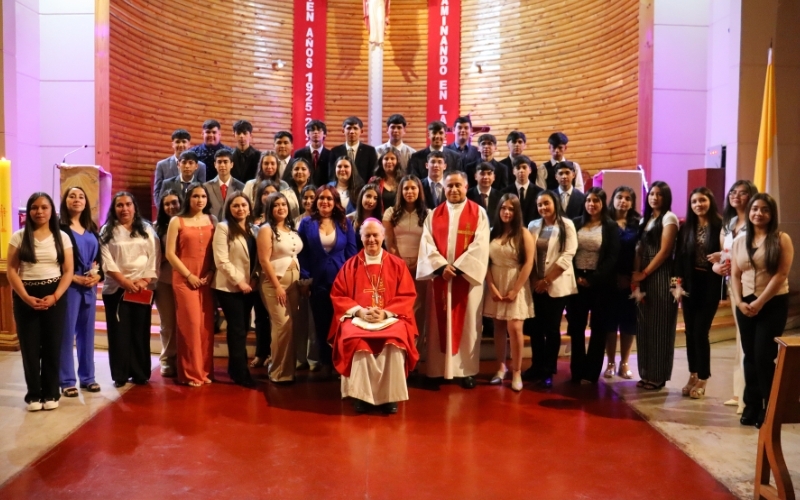 Jóvenes y Adultos Reciben el Sacramento de la Confirmación en Solemne Ceremonia