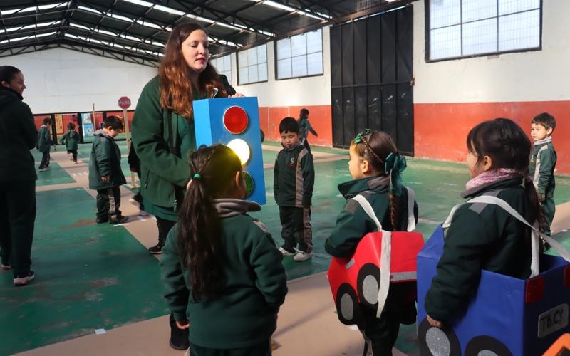 Educaci&oacute;n Parvularia aprende sobre seguridad vial con ciudad interactiva en el gimnasio