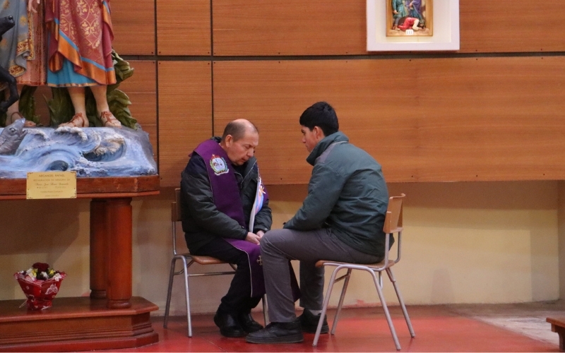 Jóvenes Viven Profundo Encuentro con la Misericordia en la Antesala de Semana Santa