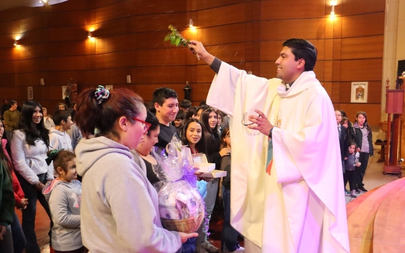 Comunidad Educativa y Parroquial se Reúne en Emotiva Eucaristía en Honor a María Auxiliadora