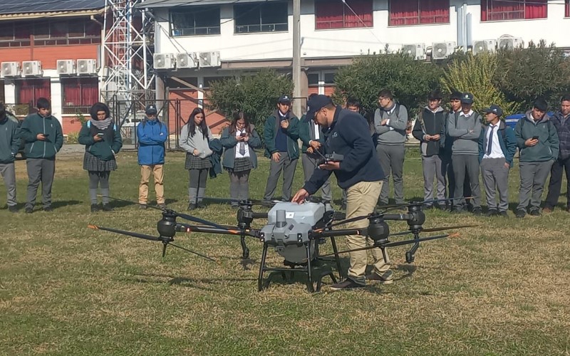 Salesiano de Linares Avanza hacia la Agricultura de Precisión con la Adquisición de un Dron Avanzado