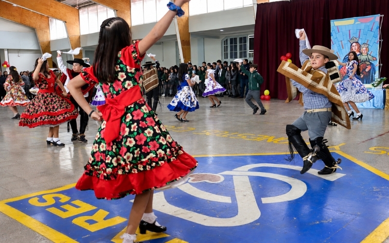 Tradición y Devoción: Comunidad Educativa Rinde Homenaje a María Auxiliadora entre Música y Danza Nacional