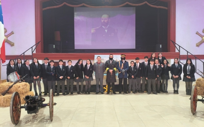 Formación Cívica y Valórica: Estudiantes Salesianos Asisten a Ceremonia de las Glorias Navales en la Escuela de Artillería