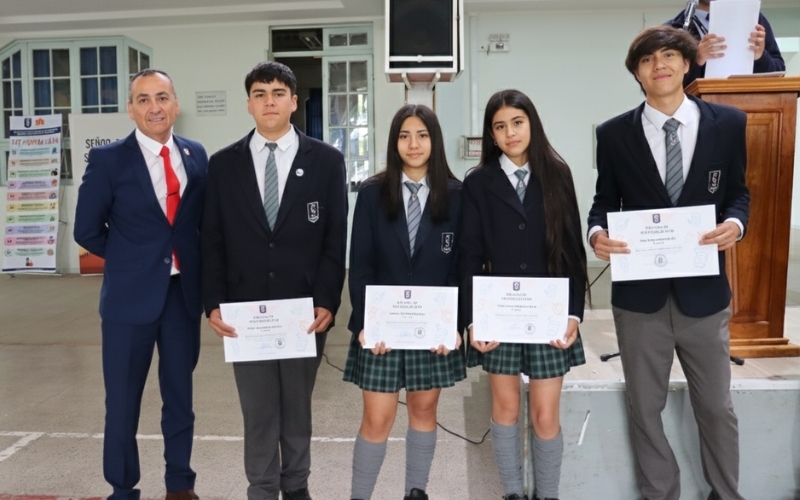 Estudiantes son Reconocidos por su 100% de Asistencia y Compromiso Escolar