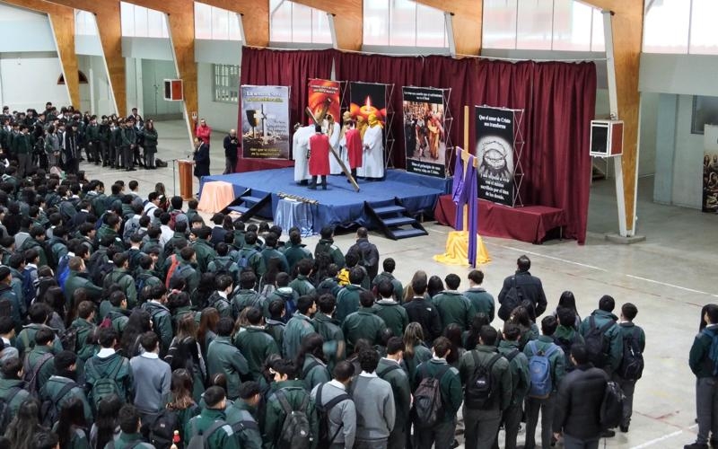 4&deg; Medio D representa la estaci&oacute;n &ldquo;El Cirineo ayuda a Jes&uacute;s a llevar la cruz&rdquo; en los Buenos D&iacute;as de Semana Santa