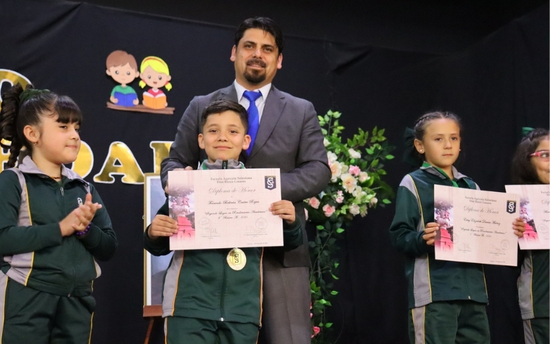 Salesianos Linares Reconoce la Excelencia Académica y el Espíritu Salesiano en su Ceremonia de Premiación 2025