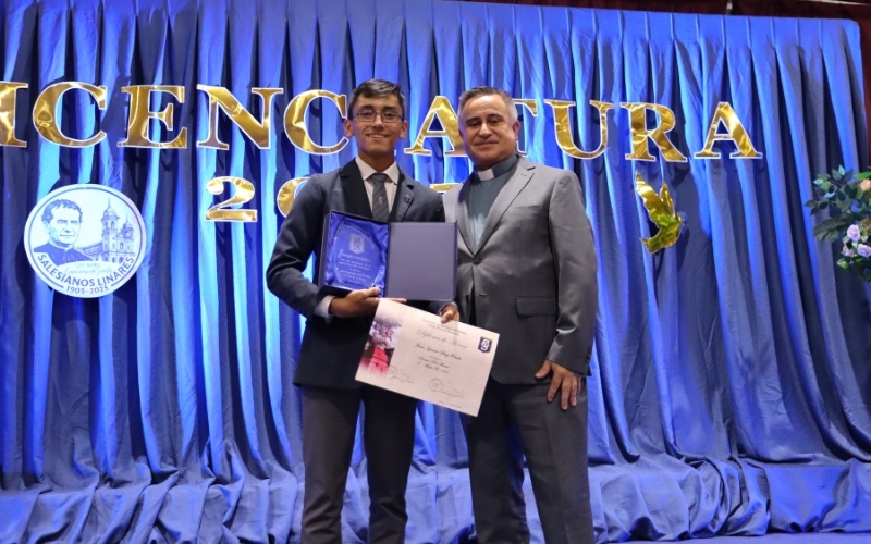 Emotiva Ceremonia de Licenciatura Despide a la Generaci&oacute;n de Cuartos Medios 2025