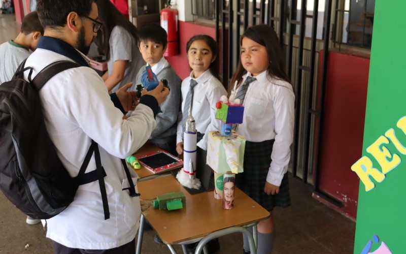 Estudiantes de 3° Básico B Presentan la &quot;Expo Juguetes Reciclados 2024&quot;