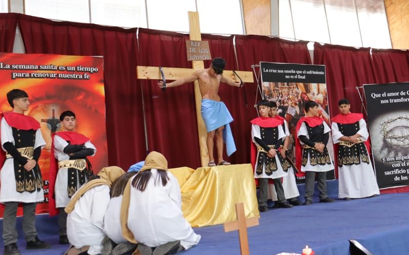 4&deg; Medio HC representa la crucifixi&oacute;n de Jes&uacute;s en el cierre de los Buenos D&iacute;as de Semana Santa