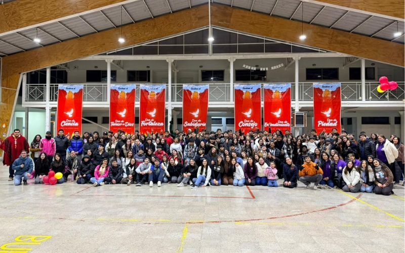 Vigilia de Pentecostés Reunió a Cientos de Jóvenes en el Colegio Salesiano de Linares