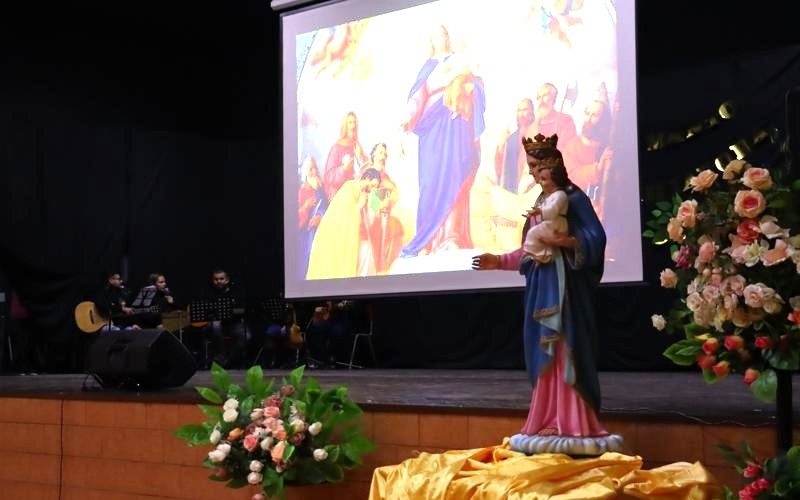 Bajo tu manto Mar&iacute;a Auxiliadora, Linares canta